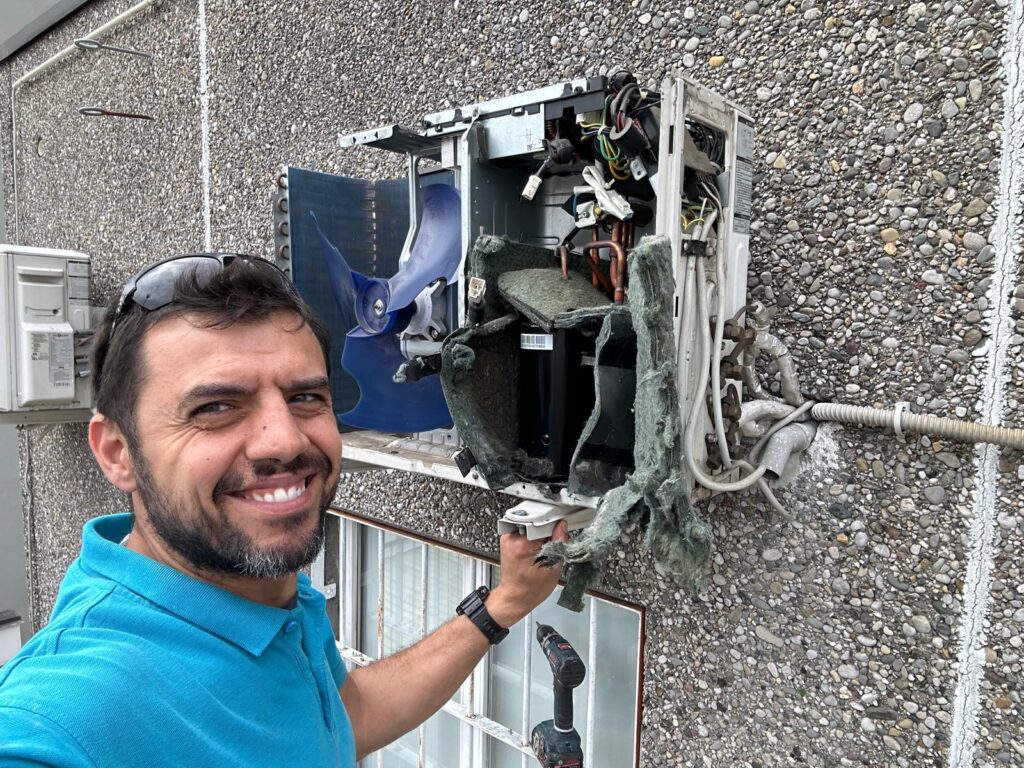 Tecnico accanto a un’unità esterna aperta durante un intervento