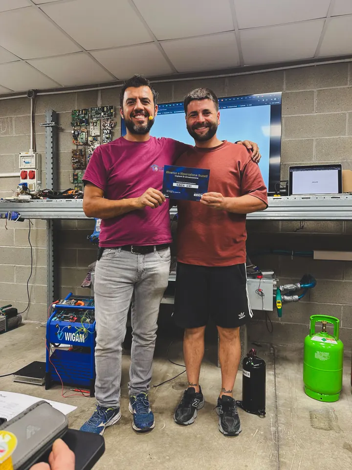 Consegna dell’attestato al corso di ricerca e riparazione guasti HVAC Academy Italia