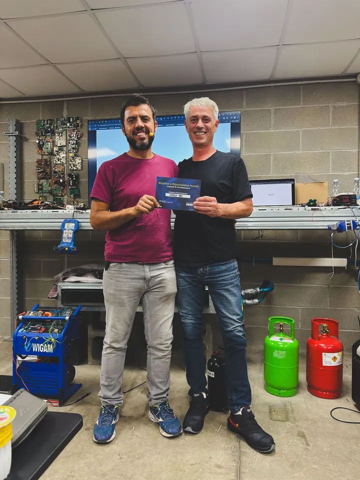 Consegna dell’attestato al corso di ricerca e riparazione guasti HVAC Academy Italia