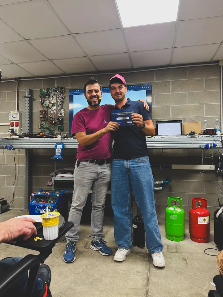 Consegna dell’attestato al corso di ricerca e riparazione guasti HVAC Academy Italia